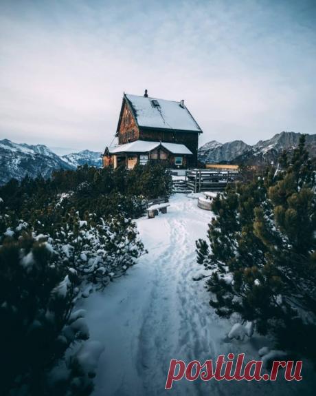 Сказочная зимняя Австрия на фото Себастьян Шейхл (Sebastian Scheichl) — талантливый 23-летний фотограф-самоучка, Instagrammer и авантюрист, живущий в городе Зальцбург, Австрия. Себастьян фокусируется на уличной, приключенческой и пейзажной фотографии...