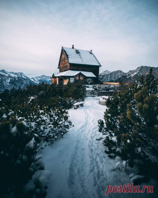 Сказочная зимняя Австрия на фото Себастьян Шейхл (Sebastian Scheichl) — талантливый 23-летний фотограф-самоучка, Instagrammer и авантюрист, живущий в городе Зальцбург, Австрия. Себастьян фокусируется на уличной, приключенческой и пейзажной фотографии...