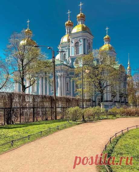 Романтические места Петербурга. 
 
Петербург - это самый романтический город на Земле! Будь то его тихие улочки, уютные скверы, ветреные набережные или шумные проспекты - это город для настоящих романтиков. И пусть погода не балует нас часто солнышком, но ведь это так свойственно для атмосферы нашего Петербурга! 
 
А вот куда пойти влюбленным? Если вы спросите у любого жителя Петербурга, где лучше назначить романтическое свидание со своим любимым человеком, то ожидайте, чт...