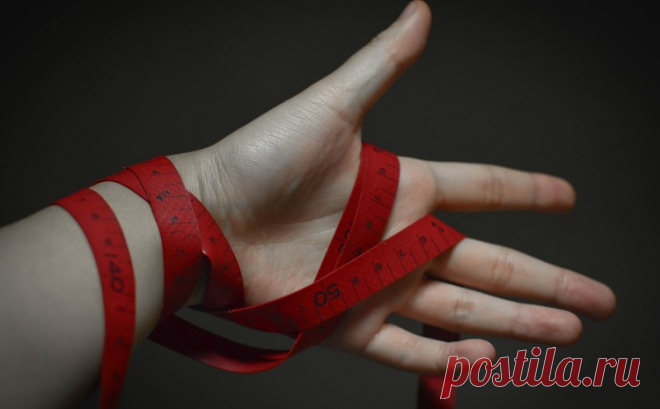 Зачем нужны линии на ладонях: магия или научный подход Многие люди верят в некую магию жизни, которая так или иначе влияет на судьбу каждого человека. К таким интересным гаданиям относится хиромантия, которая изучает индивидуальные особенности человека, черты его характера, пережитые им события и его грядущую судьбу по кожному рельефу ладоней. Но на самом ли деле линии на наших ладонях предназначены для того, чтобы что-то узнать о личности? Линии на руках нам нужны для тог...