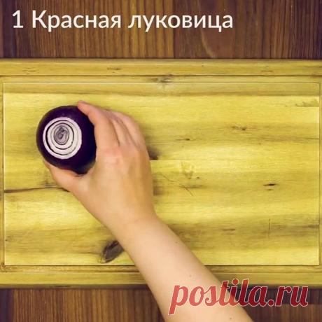 🍞Чизбургер в луковом кольце:🍞 🍞🍞 Блюдо с Секретом 🍞🍞
Ничто так не радует хозяйку, как восторг и удивление на лицах гостей.
#Ингредиенты на 4 порции
#красная_луковица - 1 
#фарш - 100г 
#соль и #перец
#чайная ложка #орегано - 1
#сыр - 50г 
#сушеный_хлеб
#яйца - 2
#мука
#масло_для_фритюра
Готовим:

Разрежем луковицу так, чтобы можно было отложить четыре больших кольца. Остальное мелко нарежем.
Смешаем мелко нарезанный лук с фаршем, приправим. Теперь выкладываем по шари...