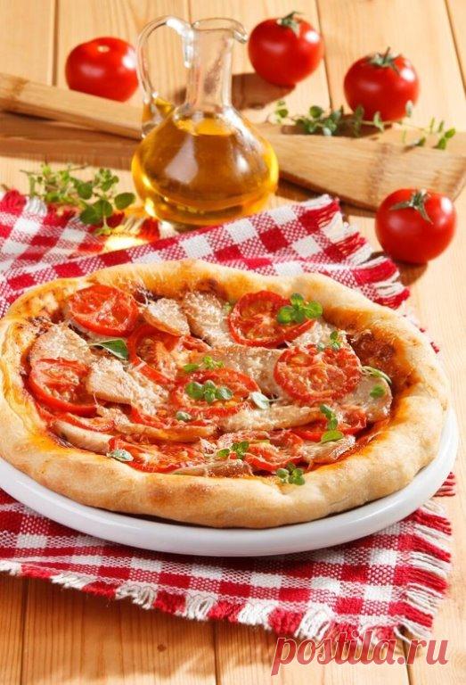 Пицца на кефирном тесте


 Ингредиенты:
• яйцо - 1 шт.,
• кефир - 250 мл.,
• оливковое масло - 3 ст. ложки,
• мука пшеничная - 400 гр.,
• разрыхлитель теста - 1 ч. ложка,
• соль - по вкусу,
• филе индейки - 200 гр.,
• оливковое масло - 1 ст. ложка,
• помидоры - 2 шт.,
• томатная паста - 2 ст. ложки,
• сыр, натёртый на крупной тёрке - 50 гр.
Приготовление:
Приготовить тесто. В миску вбить яйцо, влить кефир и 3 столовые ложки оливкового масла, посолить. Затем добавить муку и...