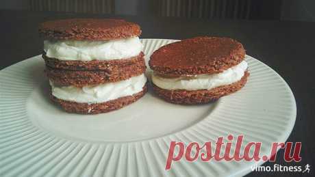 Шоколадное ПП печенье-сэндвич – рецепт с фото и КБЖУ Шоколадное печенье-сэндвич это отличный ПП Второй завтрак, Завтрак, рецепт которого Вы можете найти в категории Выпечка, Десерты, Творог. Инвентарь для приготовления: Блендер, Духовой шкаф. КБЖУ одной порции готового блюда: 219 Ккал 12. г Белка, 7. г Жира, 25 г Углеводов.