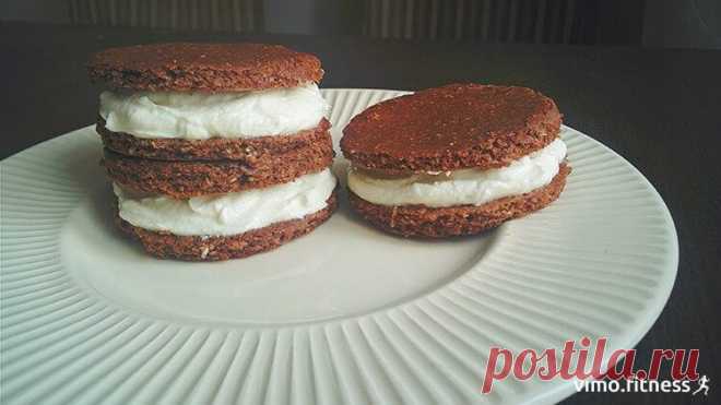 Шоколадное ПП печенье-сэндвич – рецепт с фото и КБЖУ Шоколадное печенье-сэндвич это отличный ПП Второй завтрак, Завтрак, рецепт которого Вы можете найти в категории Выпечка, Десерты, Творог. Инвентарь для приготовления: Блендер, Духовой шкаф. КБЖУ одной порции готового блюда: 219 Ккал 12. г Белка, 7. г Жира, 25 г Углеводов.