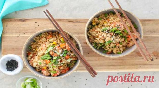 Жареные креветки на сковороде рецепт с рисом из цветной капусты Для Вас рецепт блюдо китайской кухни, которое готовится 10 минут. Очень вкусные жареные креветки с рисом из цветной капусты, приготовленные на сковороде.