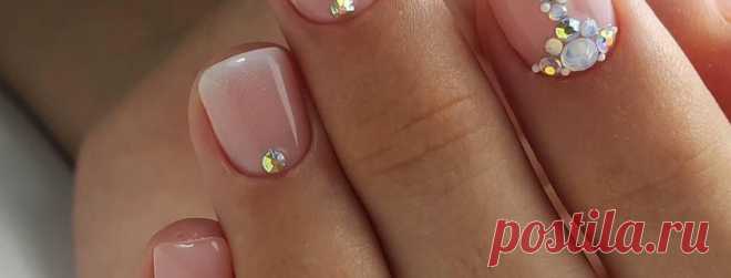 Светлый маникюр со стразами: 100 фото лучших вариантов дизайна