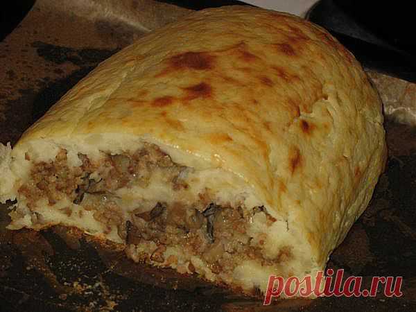 Картофельный рулет с грибами и курятинкой.