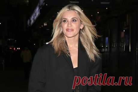 Экс-вокалистка The Pussycat Dolls пришла на концерт в прозрачном комбинезоне. Экс-вокалистка американской поп-группы The Pussycat Dolls Эшли Робертс появилась на публике в откровенном наряде. 42-летняя знаменитость пришла на концерт певицы Кайли Миноуг в кружевном комбинезоне, прозрачная ткань которого демонстрировала ее нижнее белье. Прикрыть обнаженные части тела она решила оверсайз-пиджаком.