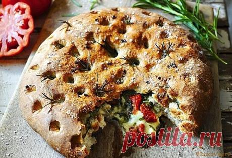Фокачча с сыром, помидорами и шпинатом

Для того чтобы приготовить этот аппетитный хлеб, который жители средиземноморья называют фокаччой, нам понадобятся:

4 стакана цельнозерновой муки 
Показать полностью…