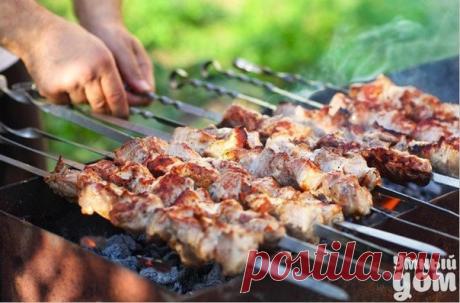 «Не маринуйте мясо!» и еще 10 секретов правильного шашлыка из свинины 01 Рынок ценных пород Искать качественное мясо в супермаркете — дело для сыщика. И если ты работаешь не в детективном агентстве, иди на рынок. «Там тоже легко ошибиться в выборе мяса. И все же не верьте в легенды продавцов, а проверяйте каждый кусок лично, — напутствует Александр. — А еще лучше — съездите посмотреть ферму. Это создаст сложность только однажды, зато вы обзаведетесь постоянным проверенным поставщиком мяса». 02…