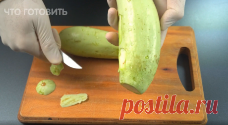 Стакан фарша и кабачки. Летом котлеты готовлю только так. Не успеваю готовить добавку  🙂
Рецепт очень прост. Кабачки натираем на терке, отжимаем сок. Добавляем фарш, яйца, соль, специи. Все тщательно перемешиваем и лепим небольшие котлетки. Обжариваем на растительном масле до готовности.
Котлеты - это не только мясо. Это еще и овощи. В качестве овощей подходят: кабачки, тыква и... все в таком роде.
