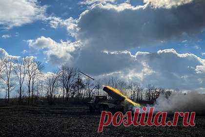 ВСУ ударили по школе в Запорожье. Вооруженные силы Украины (ВСУ) нанесли артиллерийский удар по городу Михайловка в Запорожской области, заявил председатель движения «Мы вместе с Россией» Владимир Рогов. Среди подвергшихся обстрелу объектов — здание школы. Он уточнил, что огонь велся около 15:00 из тяжелых видов вооружения.