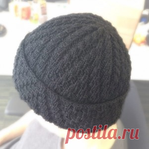 Шапка мужская, 100г Размер: 56-58. Вам потребуется: * пряжа Vita Candy (100% шерсть, 178м/100г). Шапка вяжется из одного мотка и рассчитана на ношение с отворотом высотой около 24 рядов (1.5 раппорта); для шапки с более высоким или двойным отворотом понадобится второй моток; * спицы №4 круговые; * крючок №4 (для…