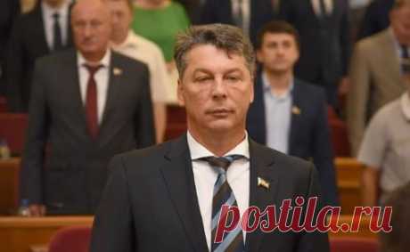 Депутат похитил у «Газпрома» сумму в 44 миллиона и получил за это штраф в 25 тысяч.



– Оказывается, что проблема газа актуальна не только в Европе, – усмехнулся я. – У нас в стране «голубое топливо» пользуется ничуть не меньшим спросом.

Разговоры про то, как без него плохо приходится Западу, уже всем изрядно надоели.

Поэтому истории, происходящие с газом в России, народу кажутся более привлекательными. Особенно, если в них упоминается о миллионах и депутатах,