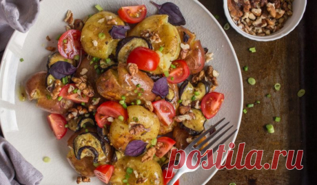Тёплый картофельный салат с баклажаном и горчичной заправкой