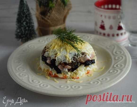 Салат с копченой курицей, черносливом и шампиньонами