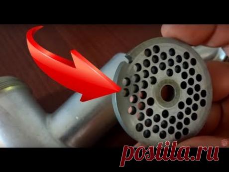 НИКОГДА НЕ СТАВЬТЕ НОЖ МЯСОРУБКИ ЭТОЙ СТОРОНОЙ, ИНАЧЕ ........