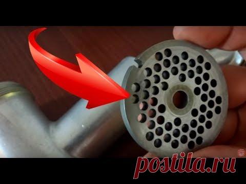 НИКОГДА НЕ СТАВЬТЕ НОЖ МЯСОРУБКИ ЭТОЙ СТОРОНОЙ, ИНАЧЕ ........