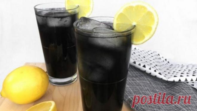 Активированный уголь — это мощное естественное средство для удаления химических веществ и токсинов из организма. Существует много разновидностей активированного угля. Если вы хотите использовать его для исцеления, выберите тот, который сделан из скорлупы кокоса или других природных источников.