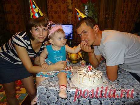 Мамочки, создан альбом &quot;НАШИ ДЕТИ&quot;)) 
Загружайте в него фото ваших любимых деточек и вас вместе с ними))) 
Давайте знакомиться)) На фото я - Любовь Зубарева, мой муж Роман и самая любимая доченька Ксения)) На фото - мы отмечаем день рождения Ксюши - 1 годик!

https://vk.com/album-53367380_182437361