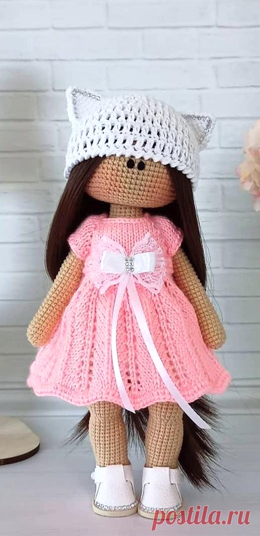 PDF Вязаная Кукла крючком. FREE crochet pattern; Аmigurumi doll patterns. Амигуруми схемы и описания на русском. Вязаные игрушки и поделки своими руками #amimore - большая кукла в платье, куколка в шапочке, девочка.