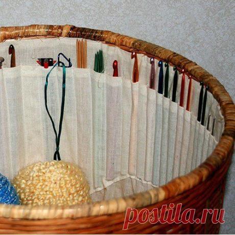 Отличная идея - хранение крючков, спиц, ножниц и других рукодельных приспособлений. А в середине клубки или нитки