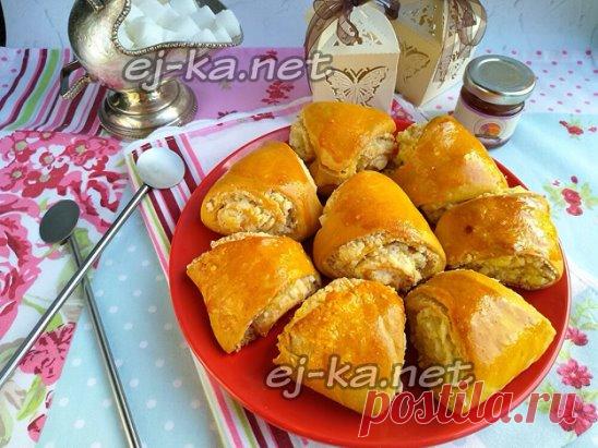 Остался кефир — сделайте такую вкуснятину для детей за 5 минут
Ингредиенты:
		мука – 2 – 2,5 стакана + 0,7 стакана для начинки;
		сахар – 150 г;
		кефир – 150 мл;
		яйцо – 1 шт.;
		сода – 1 ч. л.;
		сливочное масло – 150 г;
		ванильный сахар – 10 г;
		соль – щепотка.
🥚Яйцо взбить с 1 ст. л. сахара. Всыпать соду
🥛Кефир подогреть до 37 градусов. Влить в смесь, добавить соль и 50 г размягченного сливочного масла. Перемешать. Всыпать муку и замешивать
🥠Когда тесто начнет собираться в коло