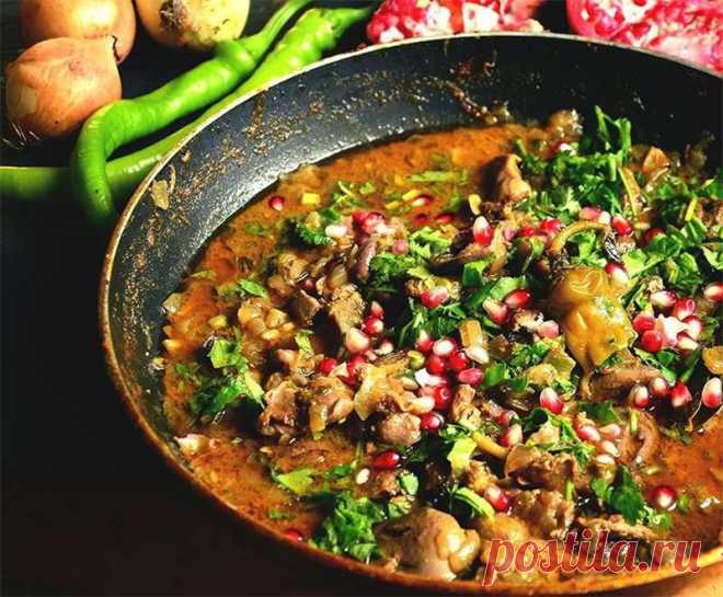 Кучмачи по-грузински Кучмачи — грузинское блюдо из куриных потрошков. Вкусное, бюджетное и обладающее очень полезными свойствами. Ингредиенты Куриные желудки очищенные 300 грамм Куриные сердца 300 грамм Куриная печень 300…