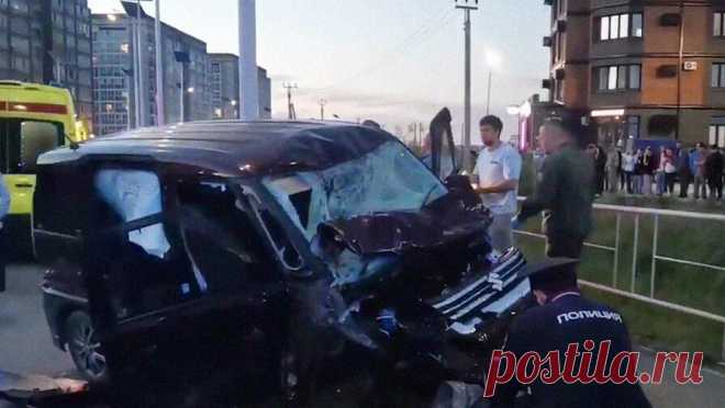 Выпил литр водки и сел за руль: в Благовещенске мужчина насмерть сбил пешеходов на тротуаре. В Благовещенске мужчина в состоянии алкогольного опьянения на большой скорости выехал на тротуар, где в это время шли люди. Он сбил около 10 человек, двое детей погибли. Виновник ДТП несколько лет проработал водителем и, по словам родственников, никогда не садился за руль пьяным. Сам мужчинаутверждает, что у автомобиля отказали тормоза. При этом медосвидетельствование показало, что он выпил примерно…