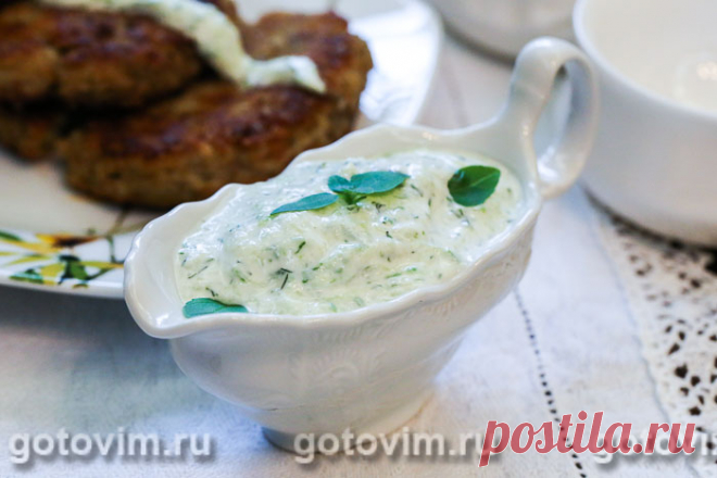Соус дзадзики. Рецепт с фото Рецептов соуса дзадзики много, но основа у них всегда одна и та же. Йогурт смешивают с измельченным огурцом, приправляют чесноком и лимонным соком. Перед подачей дзадзики отправляют на несколько часов в холодильник, чтобы он стал плотнее.