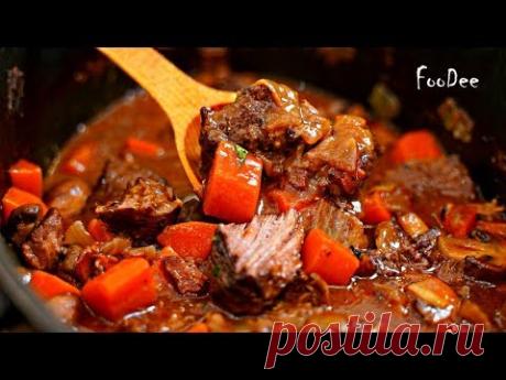 Мясо тает во рту, а соус выше всяких похвал! Говядина по-бургундски тушеная с овощами - YouTube Говядина – 1 кг (у меня ошеек) Копчено-вареная грудинка – 120 г Лук – 400 г Морковь – 300 г Чеснок – 6 зуб. (3 к морковке с луком, 3 для грибов) Вино красное сухое – 400 г Вода горячая или бульон – 300-400 г (чтобы соус почти покрыл мясо) Мука – 1 ст.л. с горкой Томатная паста – 1 ст.л.
Соль, черный перец, сахар – по вкусу (я добавила 0,5 ч.л. соли, 0,5 ч