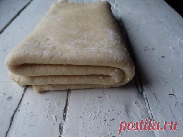 Рецепт «Хорошего слоёного теста» — готовлю его, всегда, когда мне надо приготовить Наполеон или основу для пирожных - Ваши любимые рецепты - медиаплатформа МирТесен Хорошее слоеное тесто – мечта каждой хозяюшки. За свою кулинарную практику я пробовала такие разные рецепты. Самыми удачными делюсь со всеми. Мне понравилось тесто с уксусом. А еще был удачный вариант, где много-много слоев теста пересыпались мукой (или сахаром; в зависимости от рецепта). И вот!...