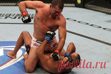 Махачев назвал лучший бой в истории ММА. Российский чемпион UFC Ислам Махачев назвал бой между бразильцем Маурисиу Руа и американцем Дэном Хендерсоном лучшим в истории ММА. Схватка прошла на турнире UFC 139 в ноябре 2011 года и закончилась победой Хендерсона. «Какой ваш топ-5 боев ММА всех времен?» — спросил Махачев у подписчиков в Twitter.
