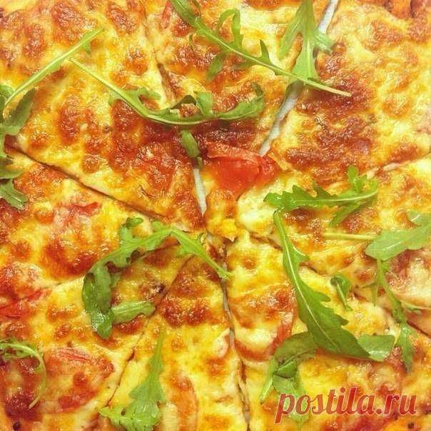 Пицца.

Этот рецепт теста для пиццы, наконец, успокоил мой вкус. Очень долго я его искала и вот, гастрономическое счастье наступило. Пеку я их сразу по 2-3 штуки. Для тех, кто любит легкие пиццы на тонком тесте, посвящается. В общем, вот, он, идеал пиццы.

Вам потребуется:

Для теста:
0,25 стакана молока (можно холодного)
0,3 стакана кипятка
1 ч.л. сухих жрожжей
1/2 ч.л. соли
1 ст.л. оливкового масла
1,5 - 2 стакана муки (по рецепту ушел 1 стакан, но тесто получается совсе...