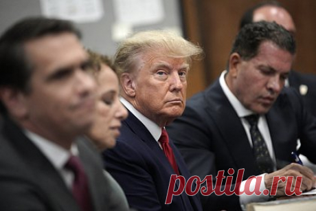 Стало известно о работе судьи по делу Трампа на его компанию. Судья Элвин Геллерштейн, который рассматривает дело экс-президента США Дональда Трампа в окружном суде, ранее работал в фирме Stroock &amp; Stroock &amp; Lavan, где, в том числе, занимался юридическими делами компании Trump Equitable Fifth Avenue. Он сообщил, что ушел из фирмы еще в 1998 году.