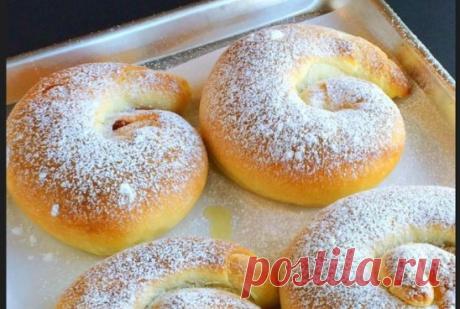 Испанские булочки
Это самые вкусные булочки, котрые я когда-либо ела! Они мягкие, воздушные, с нежным сливочным вкусом. Я готовила их с заварным кремом.
Рецепт на сайте: https://every-holiday.ru/8013/Ispanskie_bulochki_s_zavarnym_kremom/