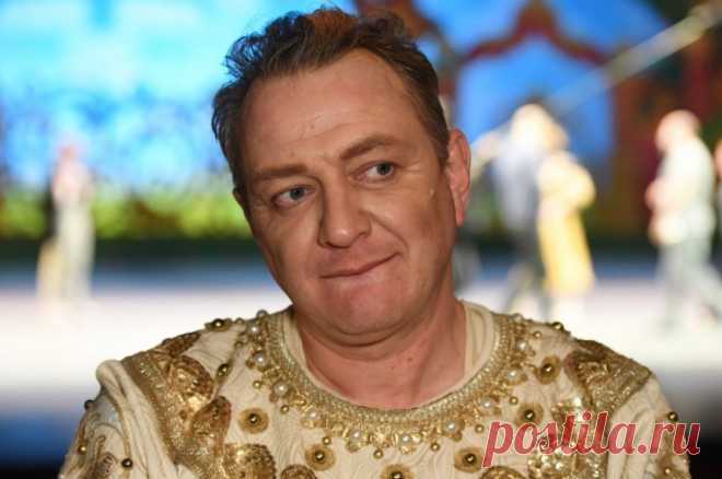 Бил, любил, женился. Марат Башаров снова ищет счастья в жизни. Актер Марат Башаров собирается жениться в четвертый раз — его избранница знает о предыдущих семейных скандалах артиста, но верит в то, что тот всё осознал и исправился.