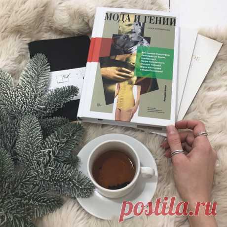 Рецепты Майи Плисецкой Когда Майю Михайловну спрашивали, как ей удается оставаться такой стройной, прима заученно отшучивалась: «Надо меньше жрать». Или для разнообразия рассказывала любимый анекдот. Старая сухопарая этуаль приходит в танцевальный класс. К ней слетаются девчушки, щебечут, просят автограф. Одна, посмелее, задает вопрос: «Скажите, как вам удается оставаться в такой форме?» Балерина выпаливает: «Девочка, запомни главное: после шести не есть. Вот тебе сколько лет?» —…