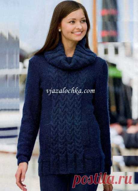 Синий свитер с карманом