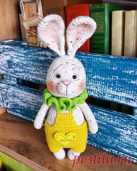 PDF Ушастый Зай крючком. FREE crochet pattern; Аmigurumi animal patterns. Амигуруми схемы и описания на русском. Вязаные игрушки и поделки своими руками #amimore - заяц, зайчик в комбинезоне, кролик, зайчонок, зайка, крольчонок.