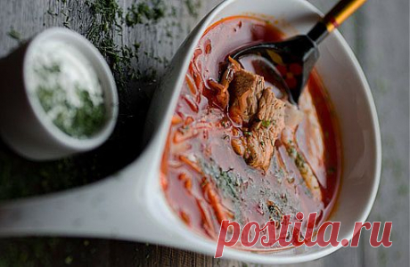 *Борщ по-старомосковски* «Кто не едал борщ, тот хил и тощ» Рецепт борща на рёбрах, вкус получается особый, да и мясо на рёбрах очень вкусное, постное и мягкое. От себя добавлю, что раз-другой попробовав закусывать беленькую, горячим, наваристым борщом, вряд ли потом станете менять эту привычку.