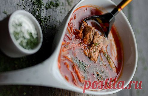 *Борщ по-старомосковски* «Кто не едал борщ, тот хил и тощ» Рецепт борща на рёбрах, вкус получается особый, да и мясо на рёбрах очень вкусное, постное и мягкое. От себя добавлю, что раз-другой попробовав закусывать беленькую, горячим, наваристым борщом, вряд ли потом станете менять эту привычку.