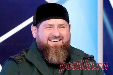 Кадыров показал отправку новой группы добровольцев в зону СВО. Из Грозного в зону проведения специальной военной операции (СВО) вылетела новая группа российских добровольцев. Видео отправки военнослужащих опубликовал глава Чеченской Республики Рамзан Кадыров. На кадрах видно, как несколько сотен человек покидают автобусы, разбирают вещмешки и строятся на взлетной полосе.