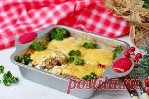 Мясо по-французски 
Рецепт к Новогоднему столу №3
Ингредиенты:
- Свинина (антрекот) — 600 г
- Шампиньоны — 400 г
- Лук репчатый — 2 шт.
- Масло растительное — 2 ст. л.
- Сметана (20%) — 1 стак.
- Сыр — 200 г
- Яйца — 1 шт.
- Соль — по вкусу
- Перец — по вкусу
Приготовление:
1. Мясо нарезать стейками толщиной 1 см, отбить молоточком, посолить и поперчить.
2. Грибы нарезать на тонкие пластины и обжарить на растительном масле до мягкости и испарения жидкости.
3. Лук нарезать полукольцами и отде