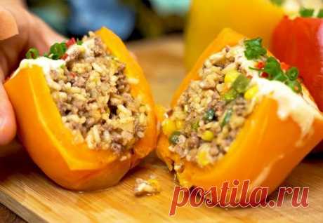 Фаршированные перцы по-мексиканскиОчень вкусное сочетание фарша с соевым соусом, кетчупом и кориандром. Кукуруза придает сочность, свежесть и оригинальность...Ингредиенты:- Болгарские перцы – 4 шт.- Фарш (говядина и свинина) – 500 г- Рис – 120 г- Лук – 170 г- Чеснок – 1 зуб.- Перец чили – по вкусу- Кукуруза консервированная – 3 ст. л.- Соевый соус – 5 ст. л.- Кетчуп – 1 ст. л.- Кориандр – 0,5 ч. л.- Во...