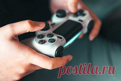 Москвич заманивал детей домой игрой в PlayStation и заставлял смотреть порно. Москвич заманивал детей в квартиру игрой в PlayStation и заставлял смотреть вместе с ним порно. По данным Telegram-канала Shot, от действий жителя столицы могли пострадать как минимум четыре ребенка. Дома у москвича были пятиклассница, шестиклассник и два восьмиклассника. Полиция начала искать преступника.