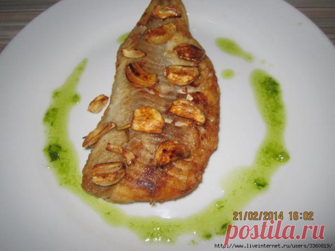 Рыба с чесноком и лимонной заправкой
Три в одном!!Быстро,просто,вкусно!Рыба, растительное  масло, ароматный уксус, обжаренный  чеснок и двадцать минут времени, вот и готов отличный ужин при минимуме усилий.Понадобится: Рыба : Хек или треска, морской окунь, пикша,филе,судака, филе телапии  - та рыба которую любите и которая уже лежит  у вас  в холодильнике  потихонечку  размораживается. Чеснок - 3-4 зубчика.Зелень петрушки.Бальзамический или любой другой ароматический уксус,