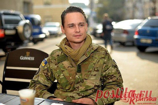 Кристиан Жереги
Мне уже двадцать пять.
Здоровье - труха.
Нет дома,семьи не видать
И смерть к пощаде глуха.
Черти ломятся в двери.
Враг страны,где родился.
Приёмный сын пригодился
Там где большие потери.
Чего я хочу в свои 25?
Победы хочу Украины,
Чтоб были народы едины.
Чего же ещё мне желать?
Ещё не хочу умирать
Как беженец в тупом романе
С российским паспортом в кармане.
                             18.03.15.