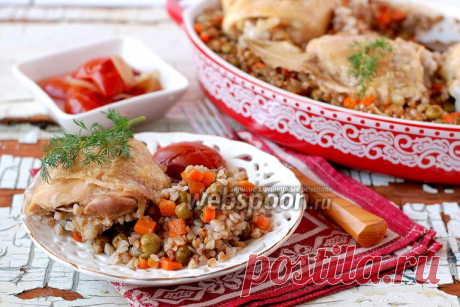Гречневая каша с курицей и овощами под фольгой. Вместе с кашей у нас будут готовиться куриные бёдра. В процессе запекания бёдер каша пропитывается куриным соком и ароматом, что делает её намного вкуснее. В результате, через 45 минут мы без особых усилий получаем вкусную кашу с овощами и нежное запечённое мясо.