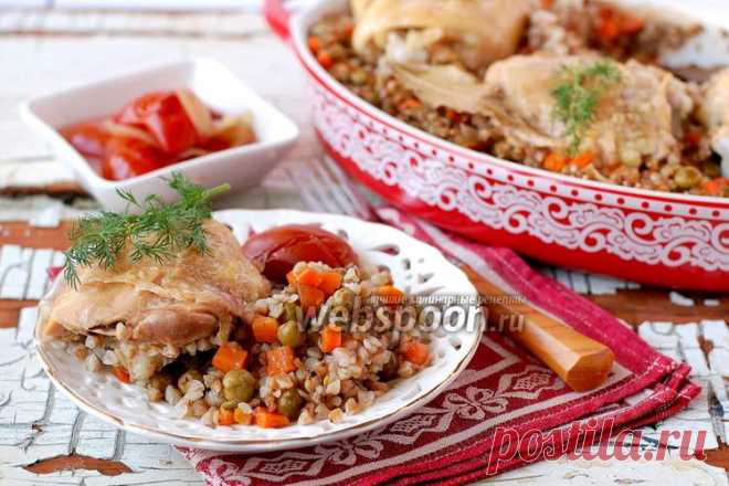 Гречневая каша с курицей и овощами под фольгой. Вместе с кашей у нас будут готовиться куриные бёдра. В процессе запекания бёдер каша пропитывается куриным соком и ароматом, что делает её намного вкуснее. В результате, через 45 минут мы без особых усилий получаем вкусную кашу с овощами и нежное запечённое мясо.